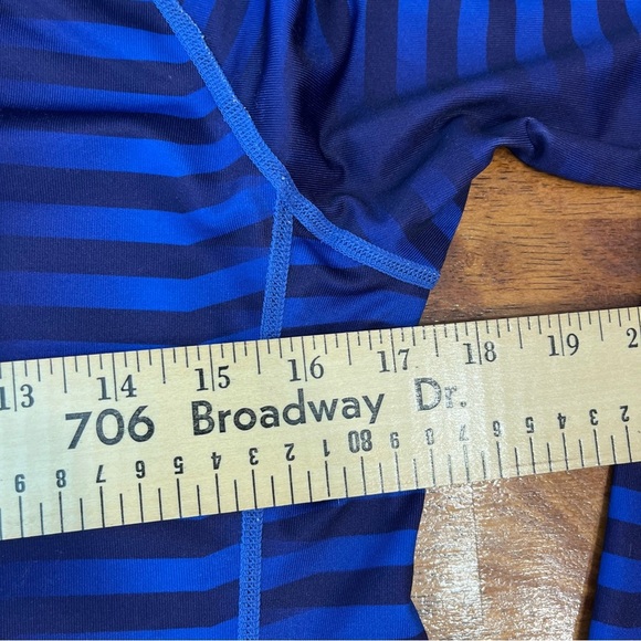 Women’s Neve Polyester Spandex base layer blue purple size large pullover - Picture 6 of 9